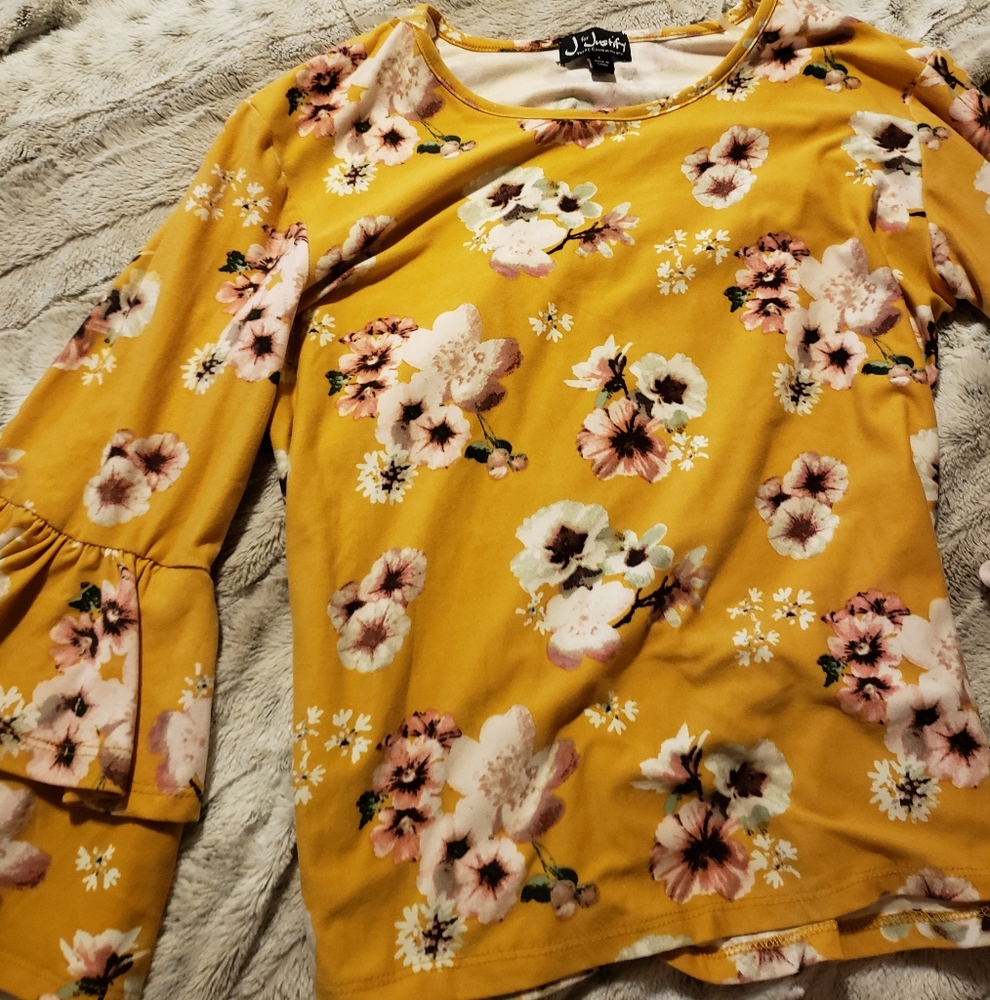 Yellow floral top trumpet sleeves